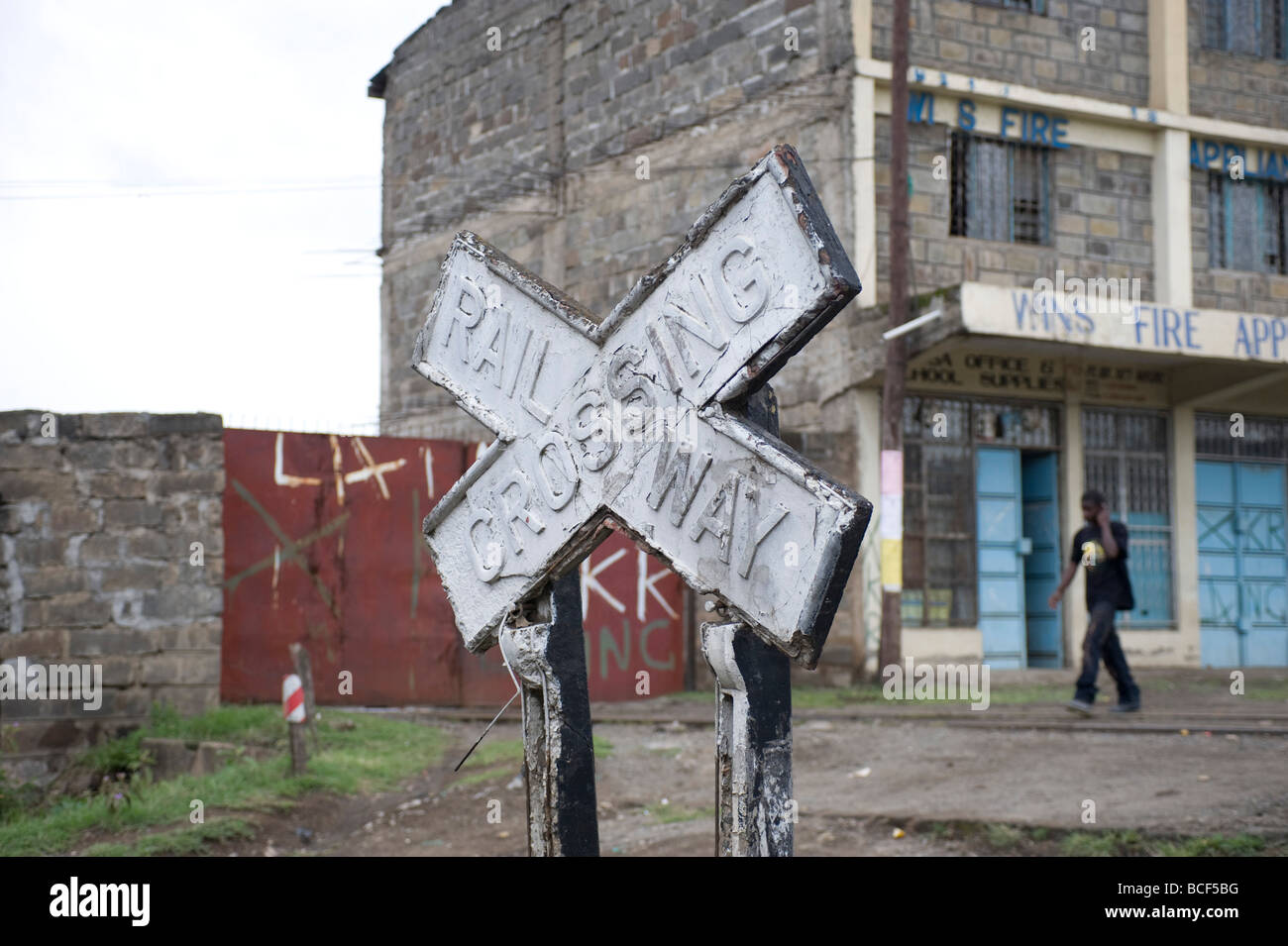 Dipinto di bianco incrocio ferroviario segno kenya Foto Stock