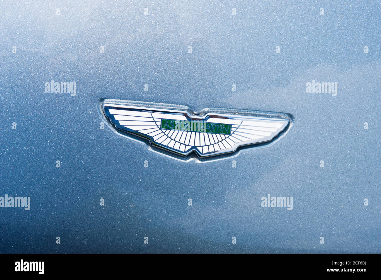 De Havilland aeromobile Heritage Centre Museum , Aston Martin giorno , argento DB7 o DB 7 V12 Vantage 2002 coupe cofano badge di dettaglio Foto Stock