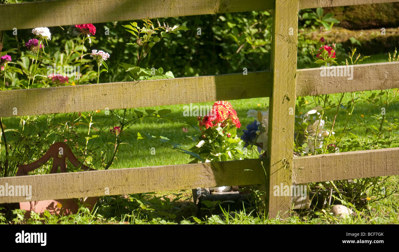 Sole e ombre nel sagrato della chiesa beoley worcestershire Foto Stock