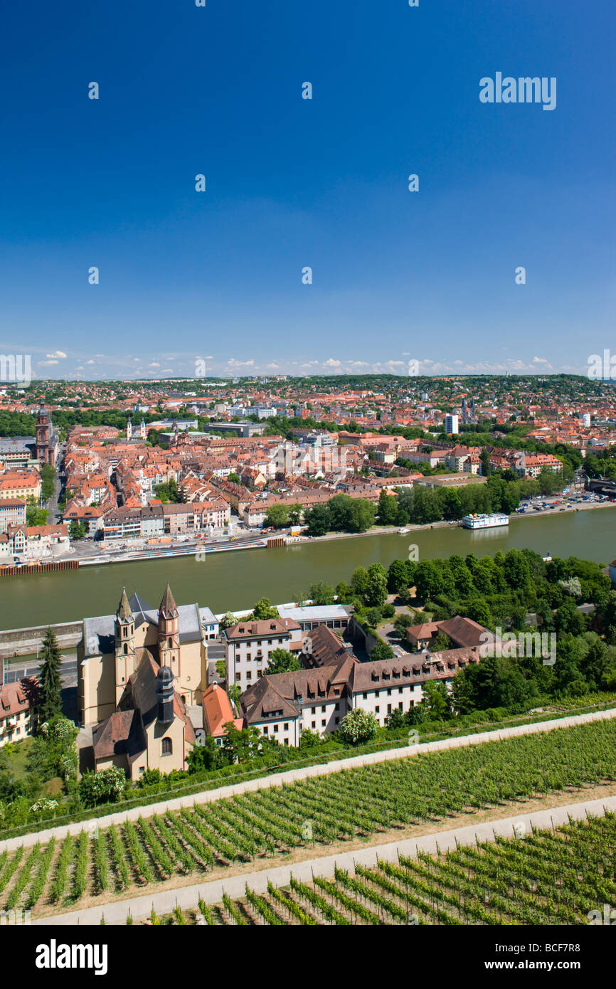 Germania, Bayern/ Baviera, Wurzburg, vista da Festung Marienberg fortezza con San Burkard chiesa Foto Stock