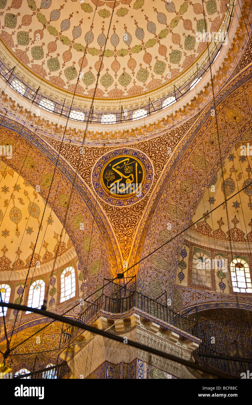 Turchia Istanbul interno nuova moschea o Yeni Cami costruito 1663 pittura dome & rondel con citazione dal Corano Foto Stock