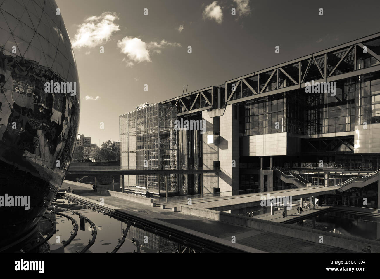 Francia, Paris, Parc de la Villette, La Geode e la Cité des Sciences et de l' Industrie museum Foto Stock