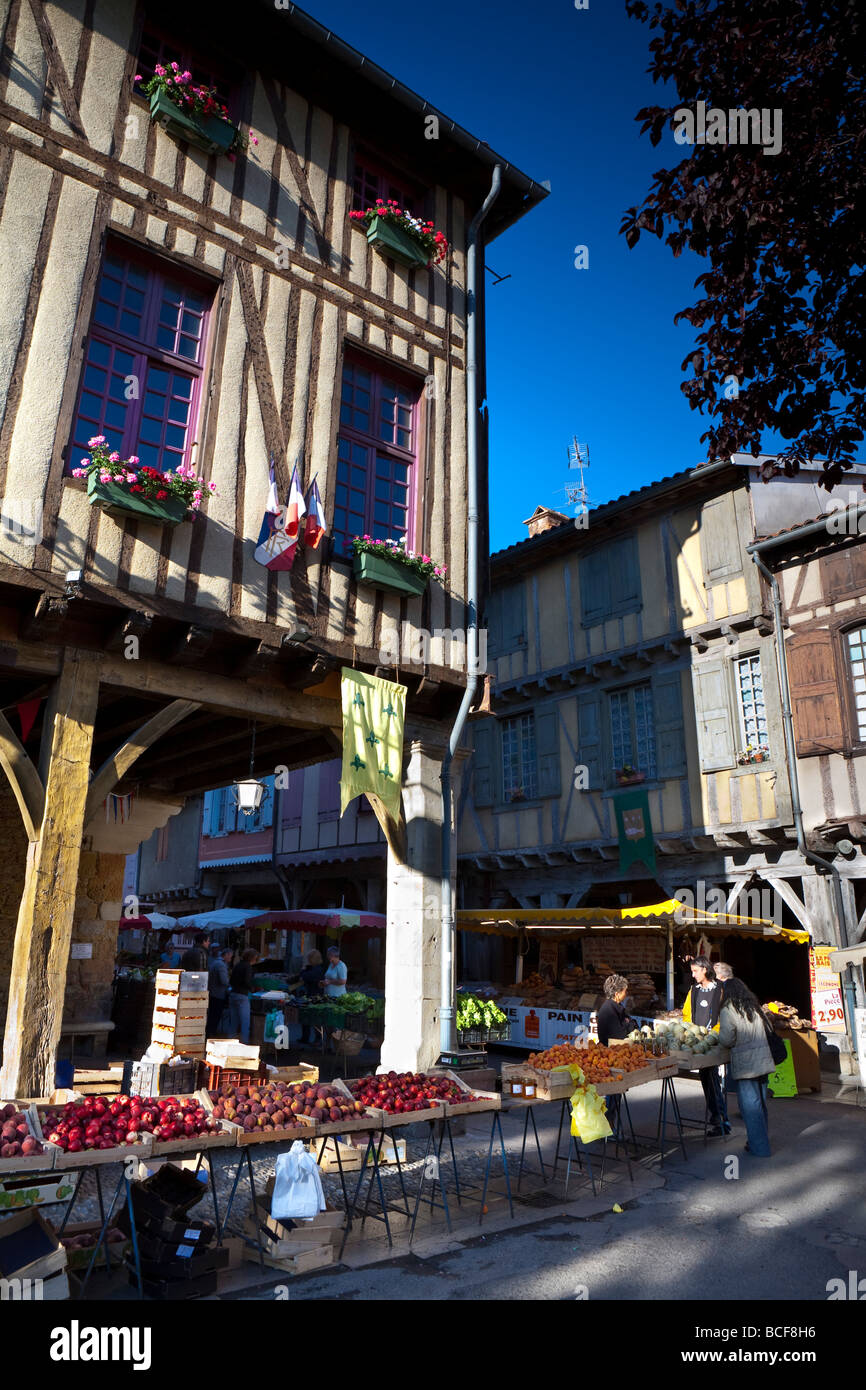 Giorno di mercato, Mirepoix, Ariège, Midi-Pirenei, Francia Foto Stock