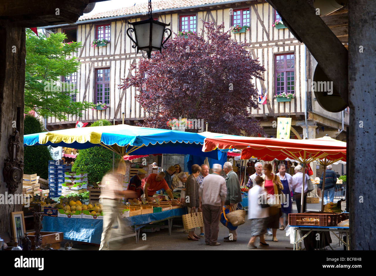 Giorno di mercato, Mirepoix, Ariège, Midi-Pirenei, Francia Foto Stock