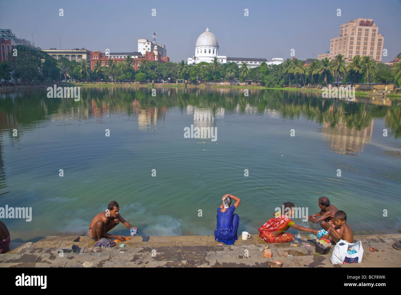 India Bengala Occidentale, Calcutta, Calcutta, Dalhousie Square, la gente la balneazione nel serbatoio centrale lago Foto Stock