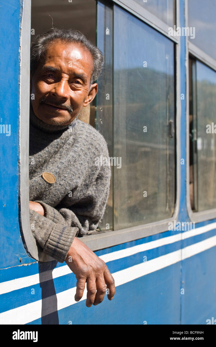 India Bengala Occidentale, Darjeeling, Ghoom stazione ferroviaria, lavoratore guardando fuori della finestra del treno a vapore, Darjeeling Himalayan Railway Foto Stock