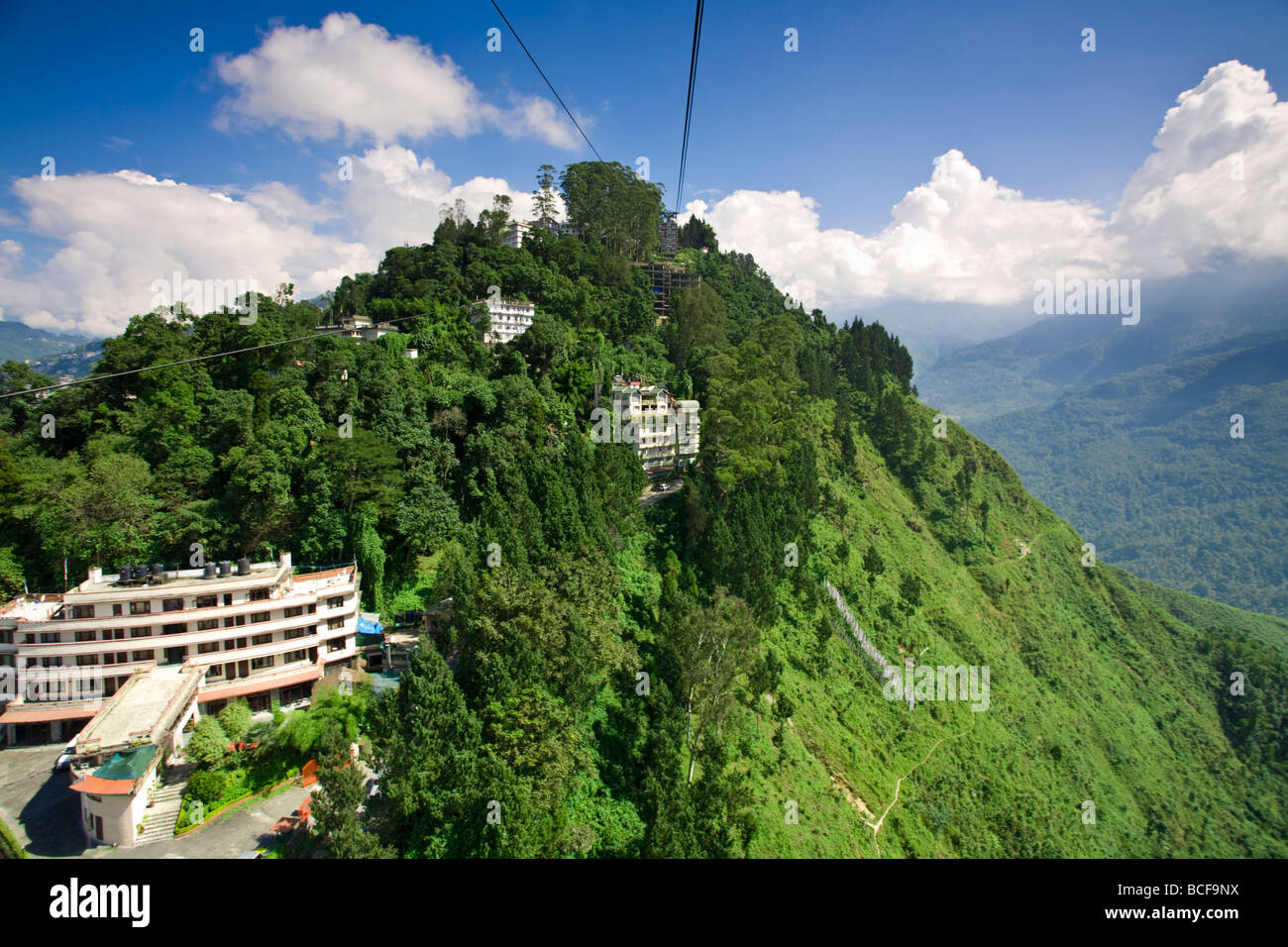India, Sikkim, Gangtok, la vista della città dalla teleferica Damovar Foto Stock
