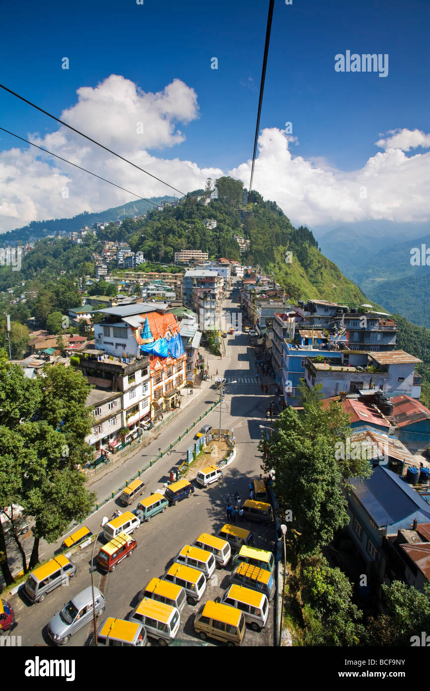 India, Sikkim, Gangtok, la vista della città dalla teleferica Damovar Foto Stock