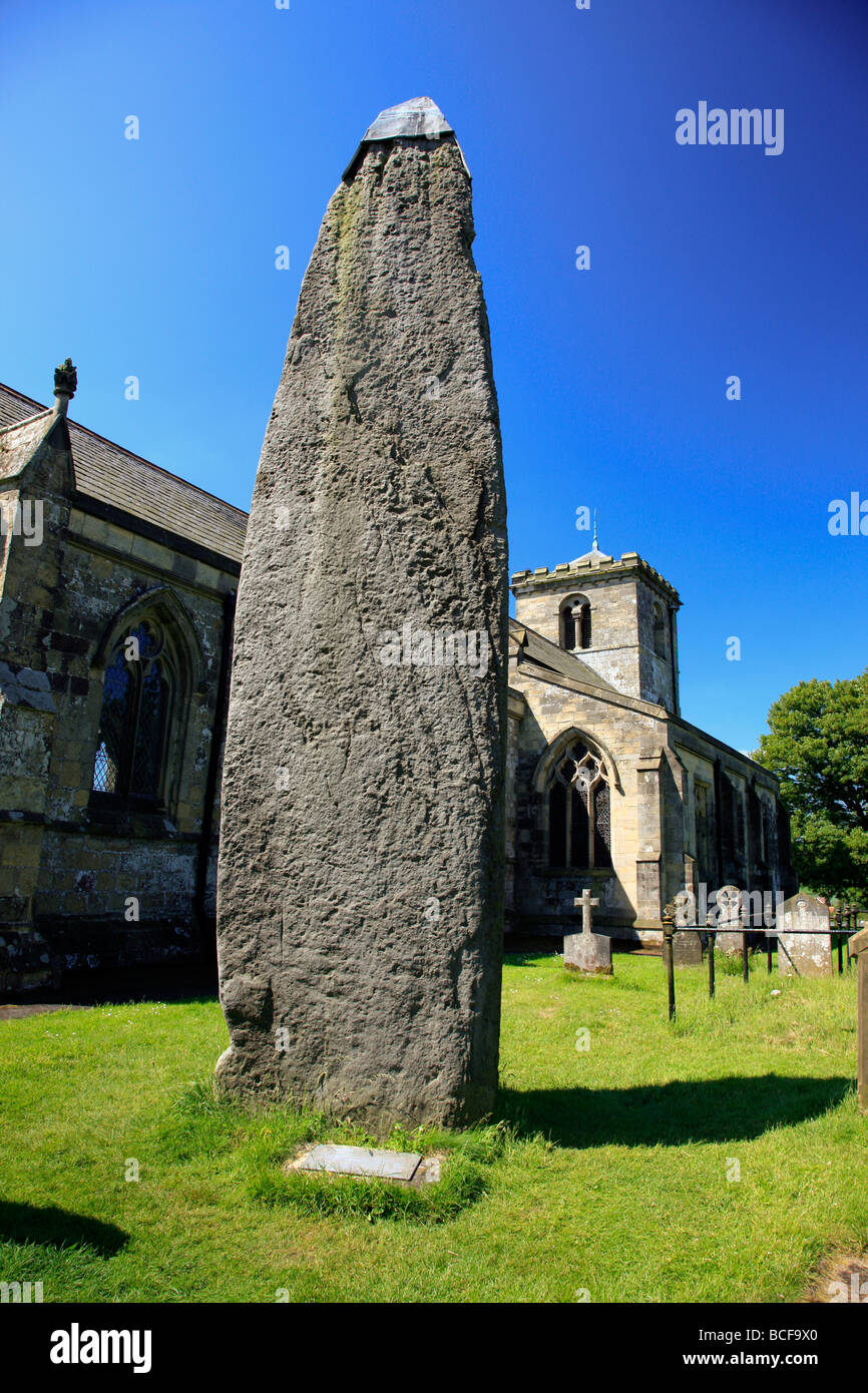 Rudston monolito e Chiesa di Tutti i Santi Rudston East Riding of Yorkshire Foto Stock