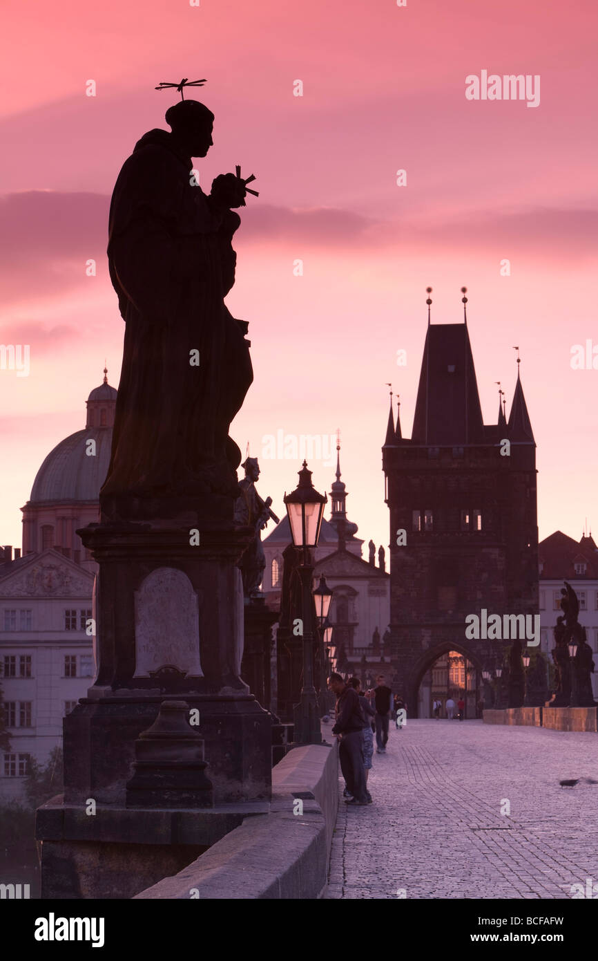 Città Vecchia e il Ponte Carlo all'alba, Praga, Repubblica Ceca Foto Stock