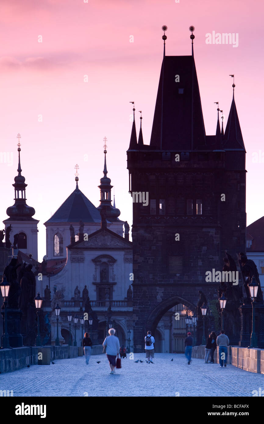 Città Vecchia e il Ponte Carlo all'alba, Praga, Repubblica Ceca Foto Stock