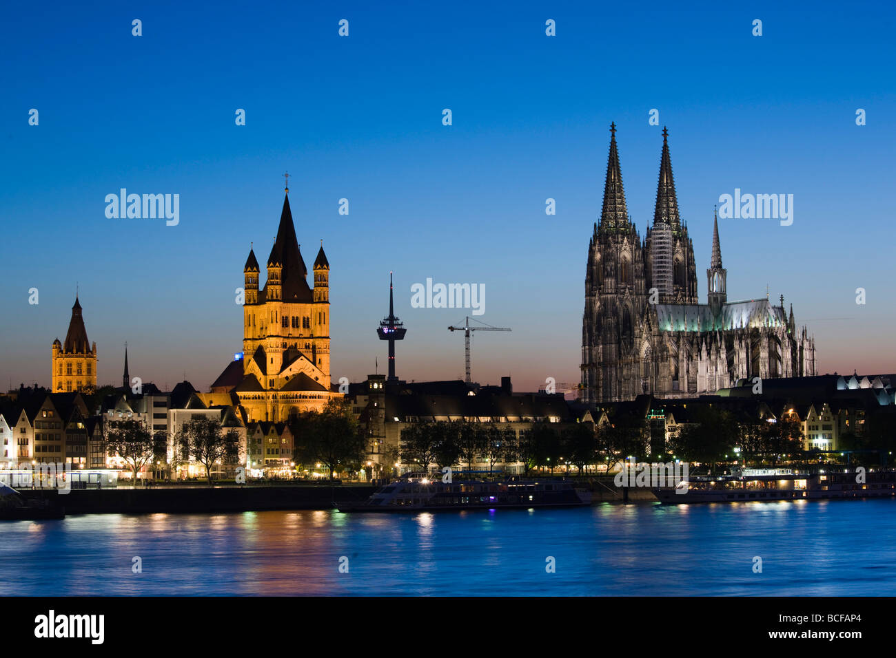 Germania, Renania-Westfalia, Colonia, Cattedrale di Colonia e al lordo di San Martino la chiesa Foto Stock