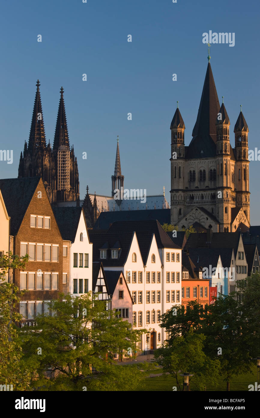 Germania, Renania-Westfalia, Colonia, Gross-St. Martin Chiesa e Rhein embankment Foto Stock