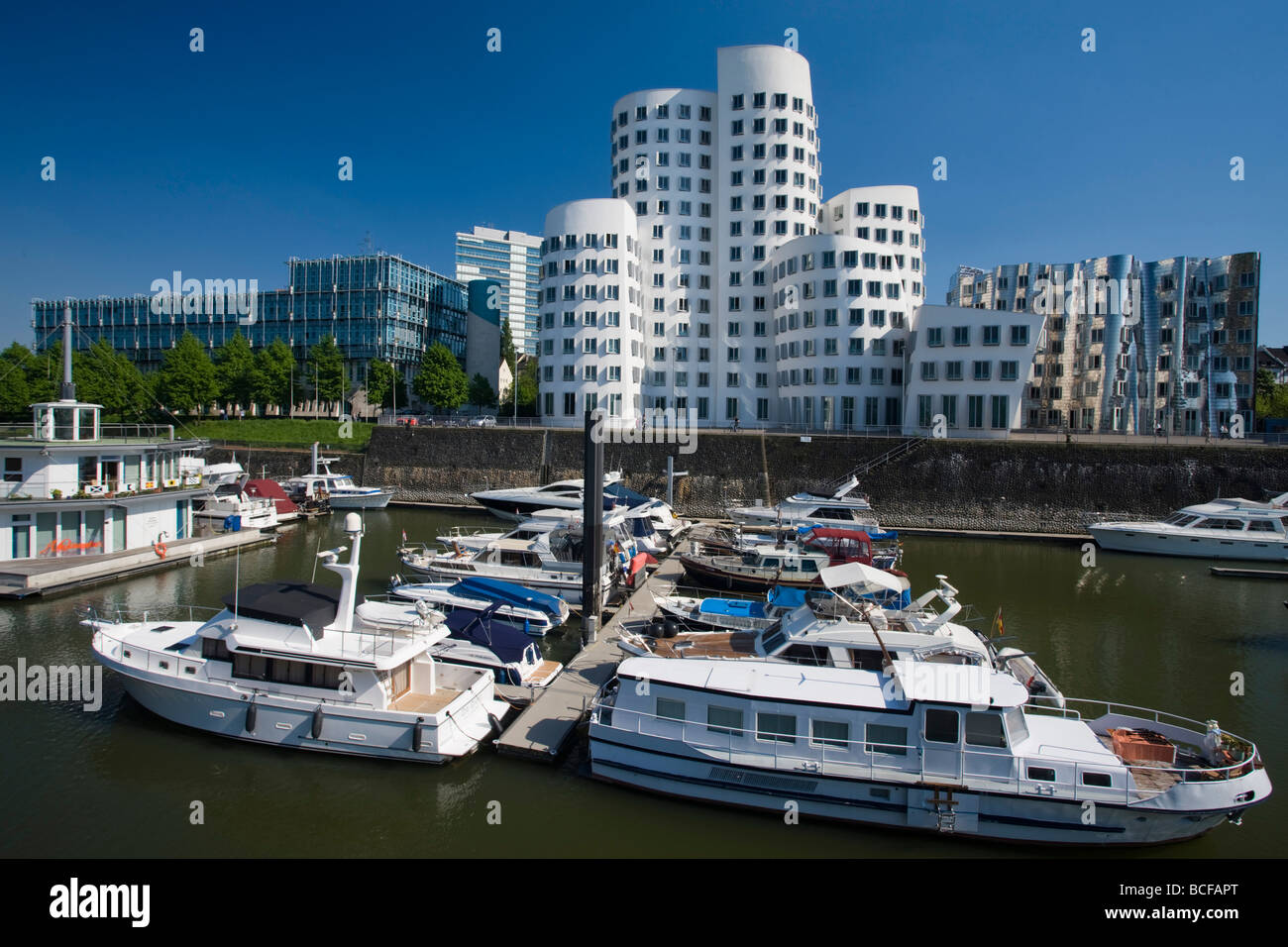 Germania, Renania-Westfalia, Dusseldorf, Medienhafen, Frank Gehry building, Neuer Zollhof Foto Stock