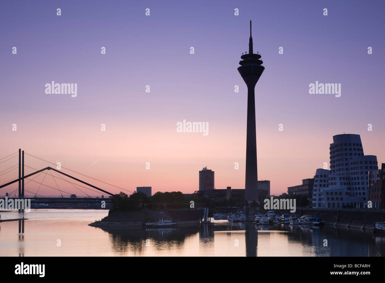 Germania, Renania-Westfalia, Dusseldorf, Medienhafen e Rhein Tower Foto Stock