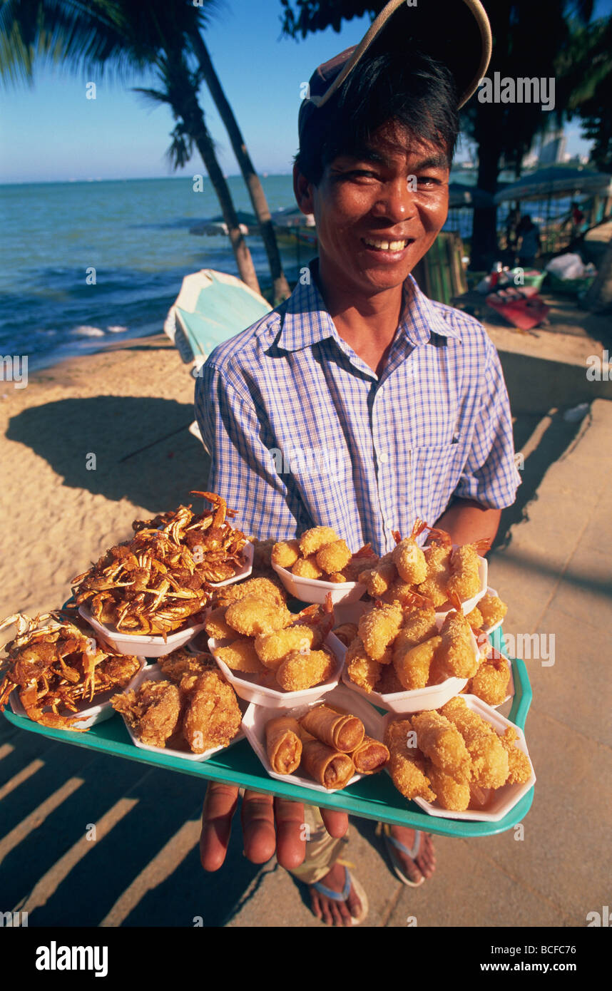 Thailandia, Pattaya, fornitore di cibo sulla spiaggia di Pattaya Foto Stock