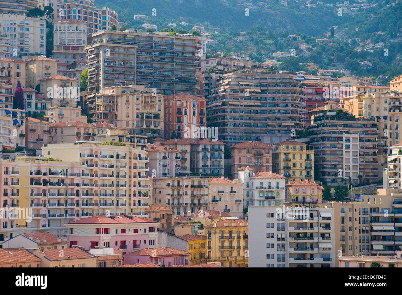 Il Principato di Monaco e Monte Carlo, edifici appartamento affacciato sul porto Foto Stock