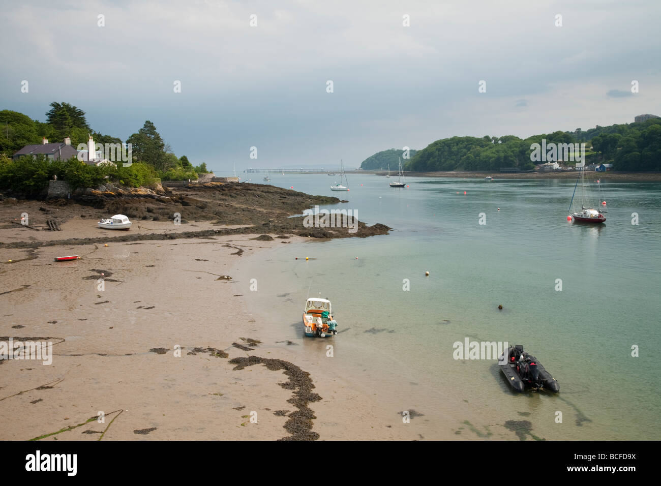 Guardando verso il basso il Menai Straits verso Bangor Pier da un molo vicino al Susupension Menai Bridge Anglesey North Wales UK Foto Stock