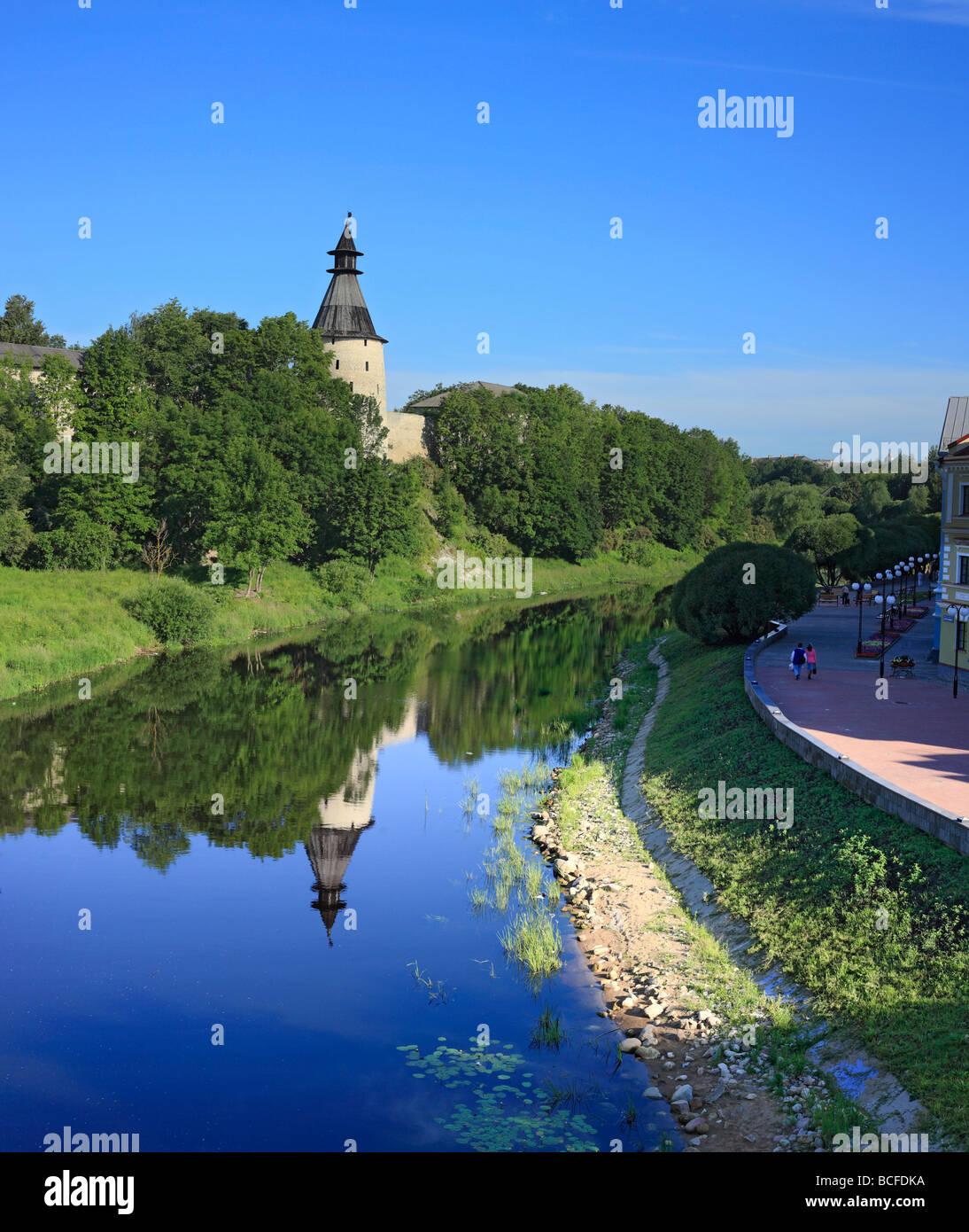 Vista del Cremlino di Pskov dal fiume Pskova, Pskov Pskov Regione, Russia Foto Stock