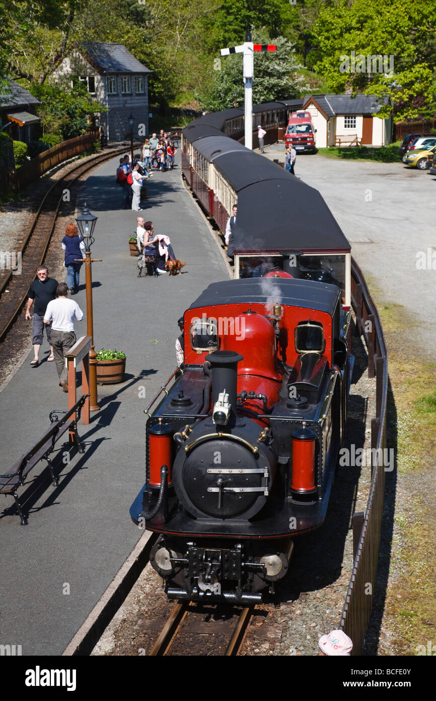 Motore a vapore di entrare Tan-y-stazione di Bwlch, Ffestiniog Railway, Snowdonia National Park, il Galles Foto Stock
