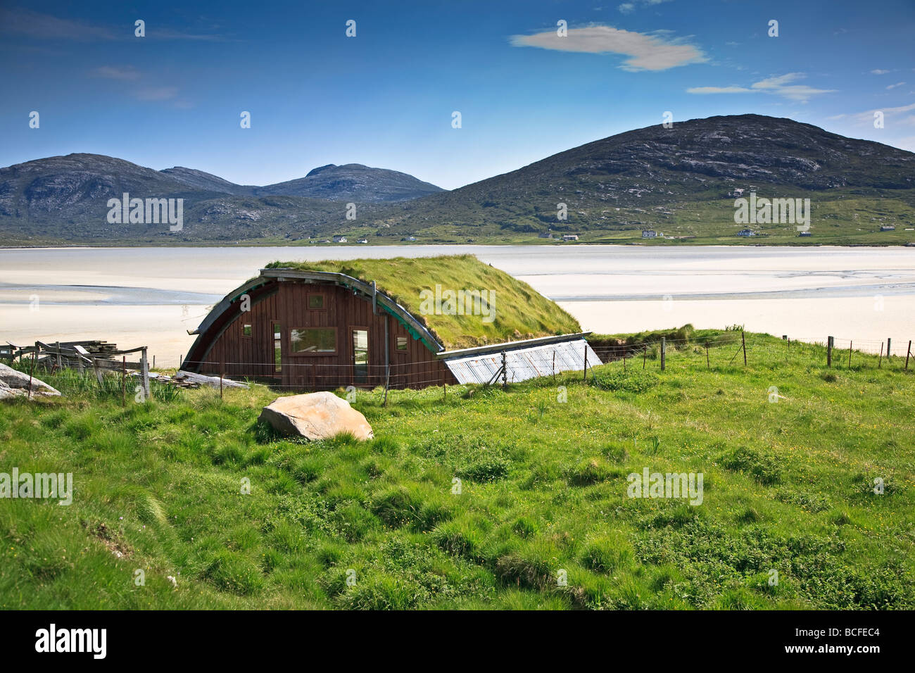 Tetto di erba Casa per le vacanze in spiaggia Luskentire Isle of Harris, Ebridi Esterne, Western Isles, Scotland, Regno Unito 2009 Foto Stock