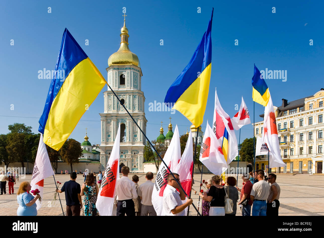 Giorno di indipendenza, ucraino bandiere nazionali nella piazza antistante la basilica di Santa Sofia, Cattedrale di Kiev, Ucraina Foto Stock