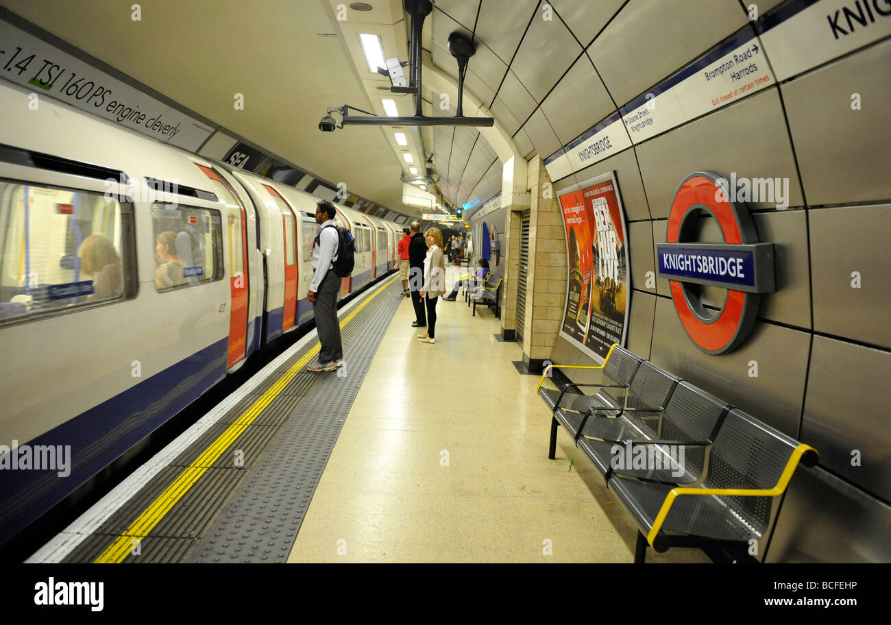 Nuovo tubo di rinnovata piattaforma della metropolitana presso la stazione di Knightsbridge di Londra Foto Stock