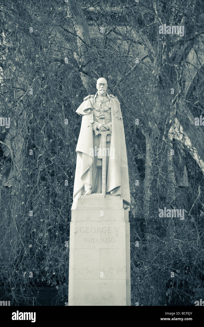 Re Giorgio V statua, Abingdon Street, Londra, Inghilterra Foto Stock
