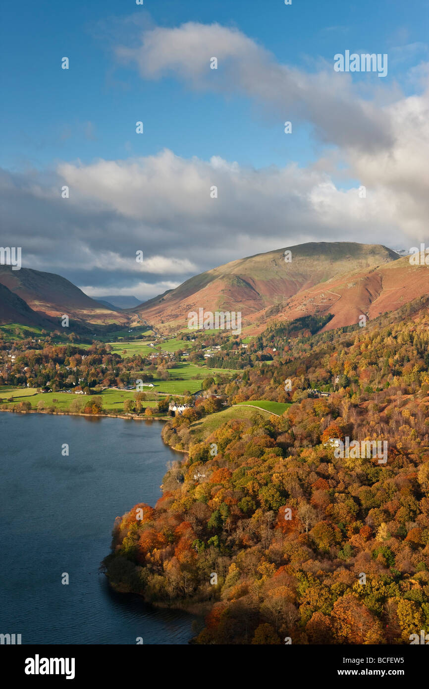 Grasmere lake e il villaggio da Loughrigg cadde, Lake District, Cumbria, Inghilterra Foto Stock