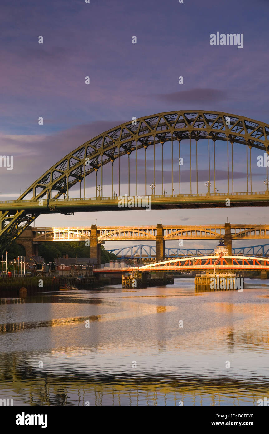 Regno Unito, Inghilterra, Tyne and Wear, Newcastle e Gateshead, il Tyne and swing ponti sul fiume Tyne. Foto Stock