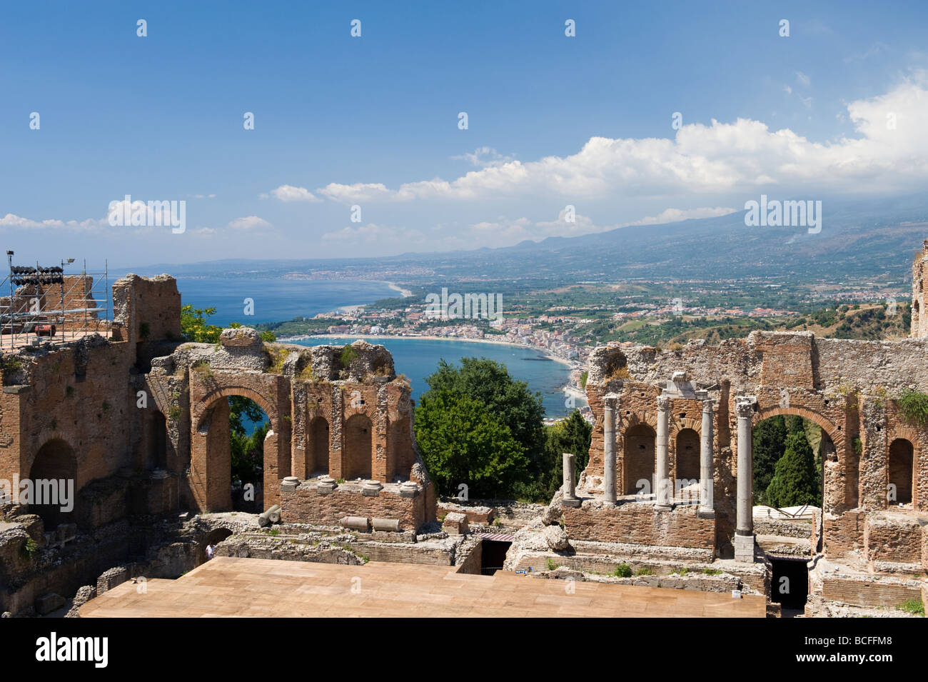 Il Teatro Greco, Taormina, Sicilia, guardando verso la baia di Giadini Naxos Foto Stock