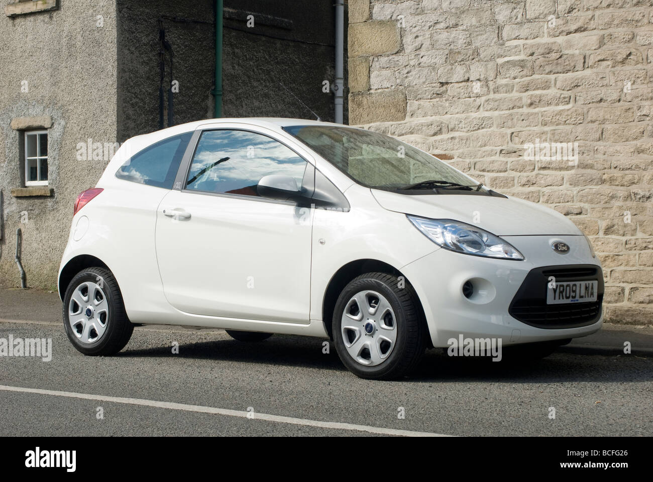 White 2009 Ford Ka auto parcheggiate a lato della strada Foto Stock