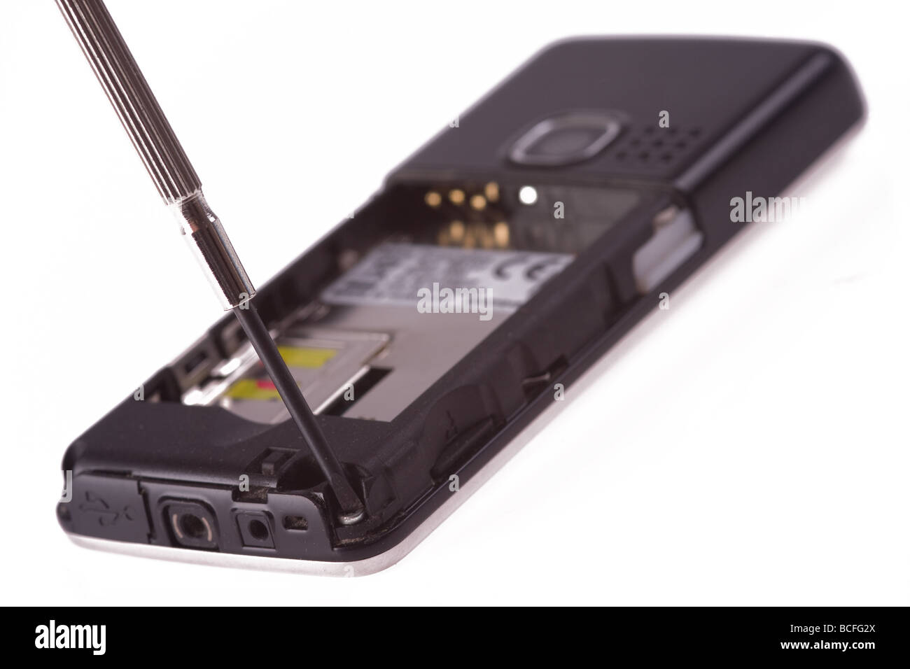 Riparazione di cellulari su sfondo bianco Foto Stock