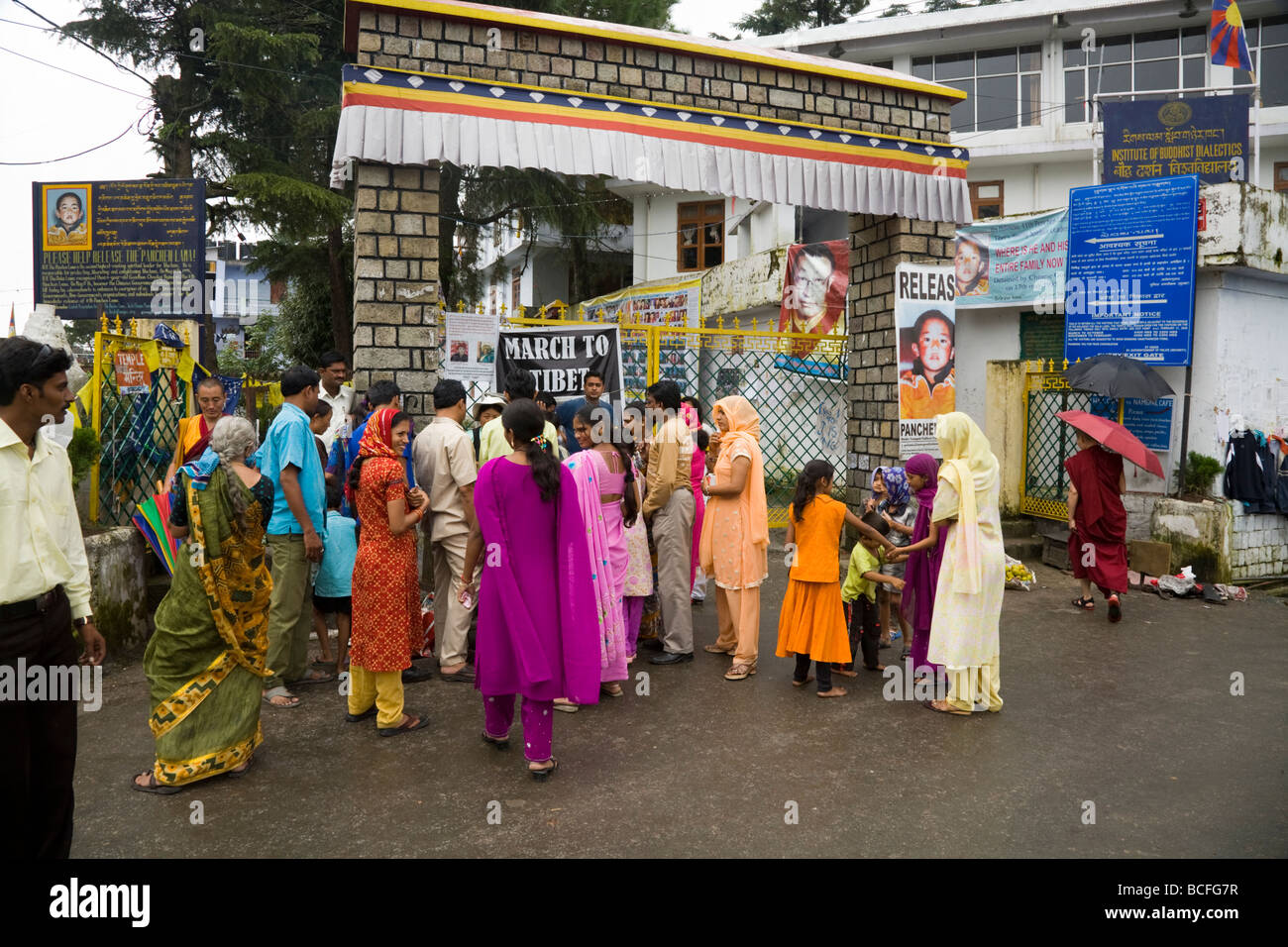 Persone in attesa all'ingresso Tsuglagkhang complesso (la residenza del Dalai Lama). McCleod Ganj. Himachal Pradesh. India. Foto Stock