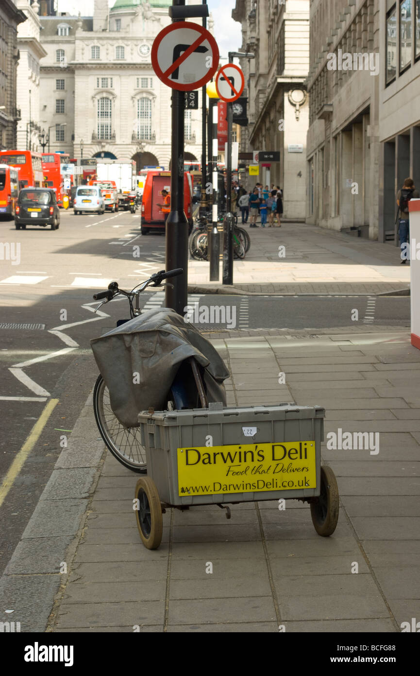 Fast food bicicletta consegna parcheggiato sul marciapiede in centro a Londra England Regno Unito Foto Stock