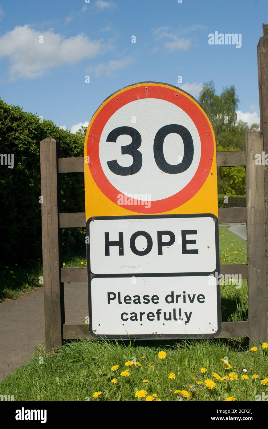 30 miglia per ora segnale di limite di velocità all'ingresso del Villaggio della Speranza nel distretto di Peak Derbyshire Inghilterra Foto Stock