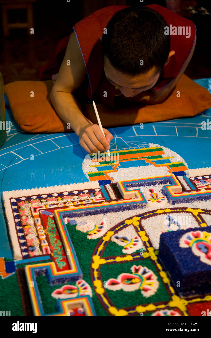 Monaco buddista lavorando su un mandala di sabbia presso il Dip Tse guarnitura Gompa Ling (monastero). McCleod Ganj. Himachal Pradesh. India. Foto Stock