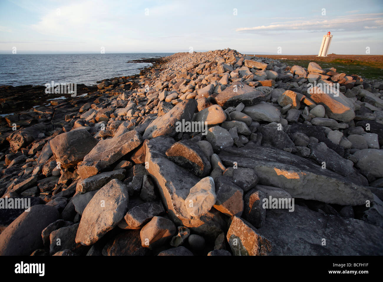 Hraunhafnartangi, un telecomando faro a nord del punto di più sulla terraferma Islanda, penisola Melrakkaslétta Foto Stock