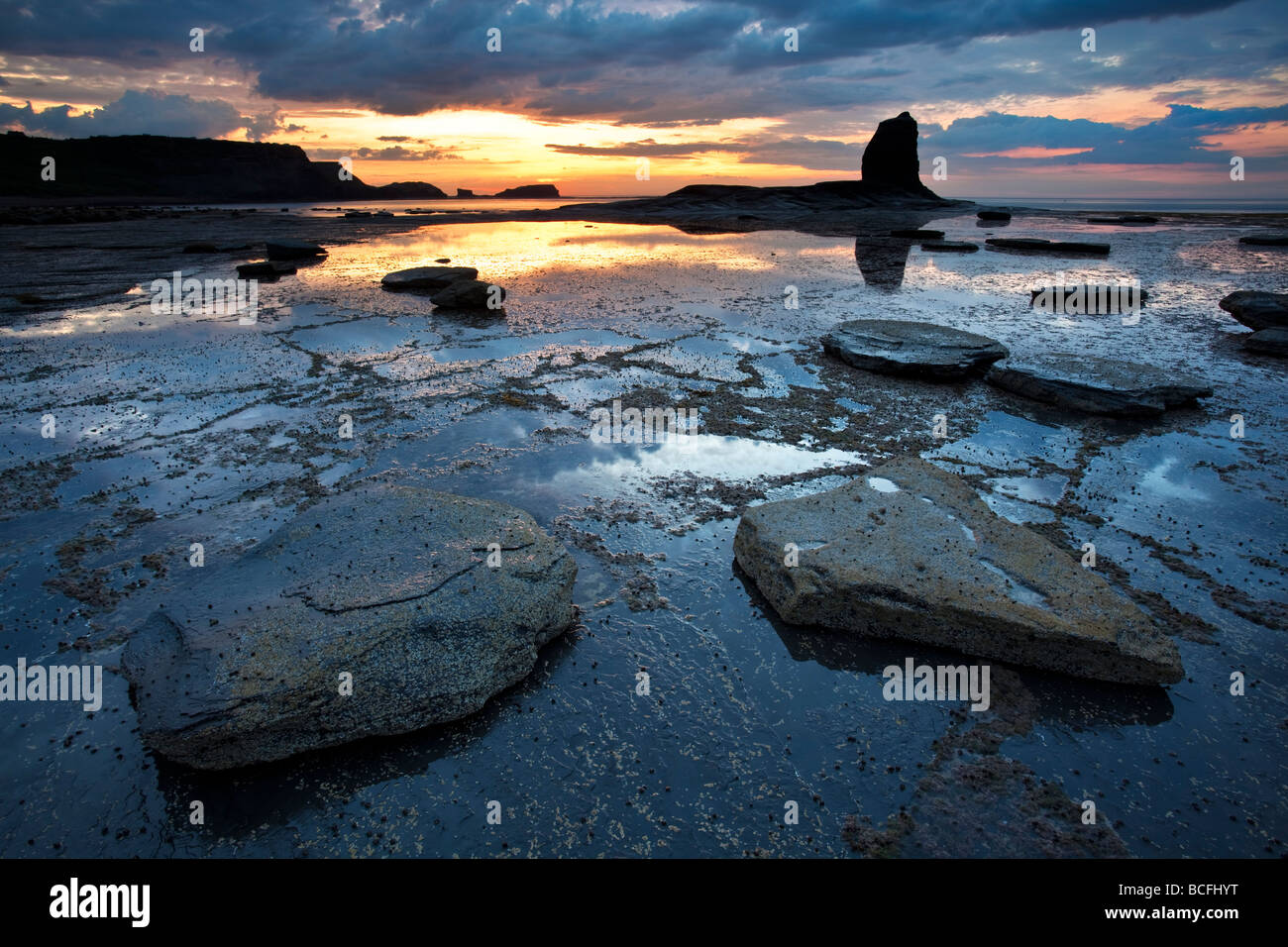 Estate tramonto al NAB Nero Saltwick Bay nei pressi di Whitby North Yorkshire Coast Foto Stock