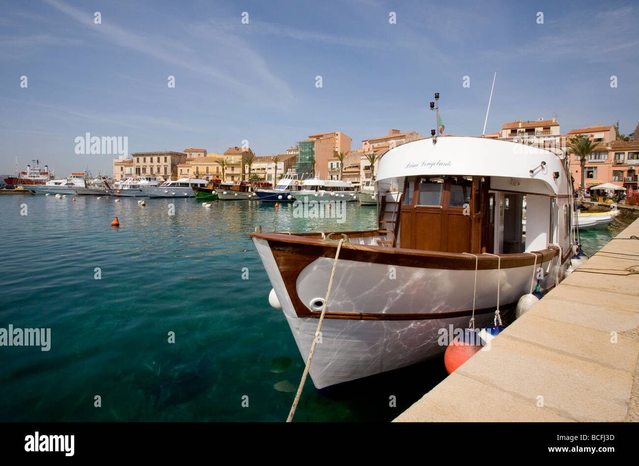 Una barca da pesca ormeggiate nel porto di La Maddalena, città della Maddalena, Sardegna, Italia Foto Stock