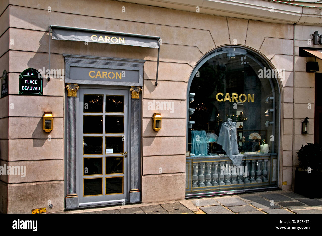 Avenue Des Champs Elysees Parigi Francia Moda Foto Stock