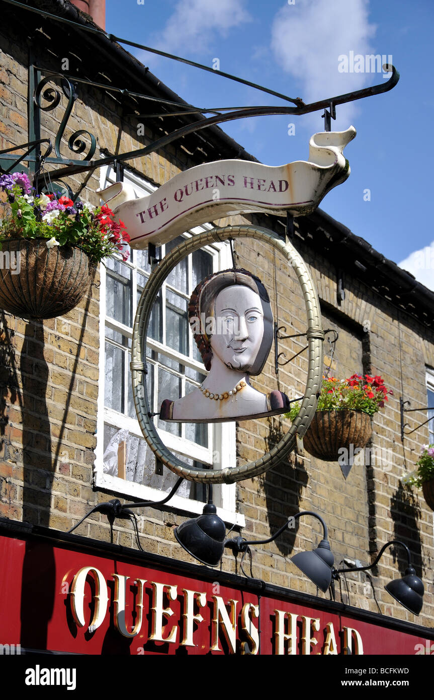 Xvi secolo la testa della regina Pub segno, Windsor Street, Uxbridge, London Borough of Hillingdon, Greater London, England, Regno Unito Foto Stock