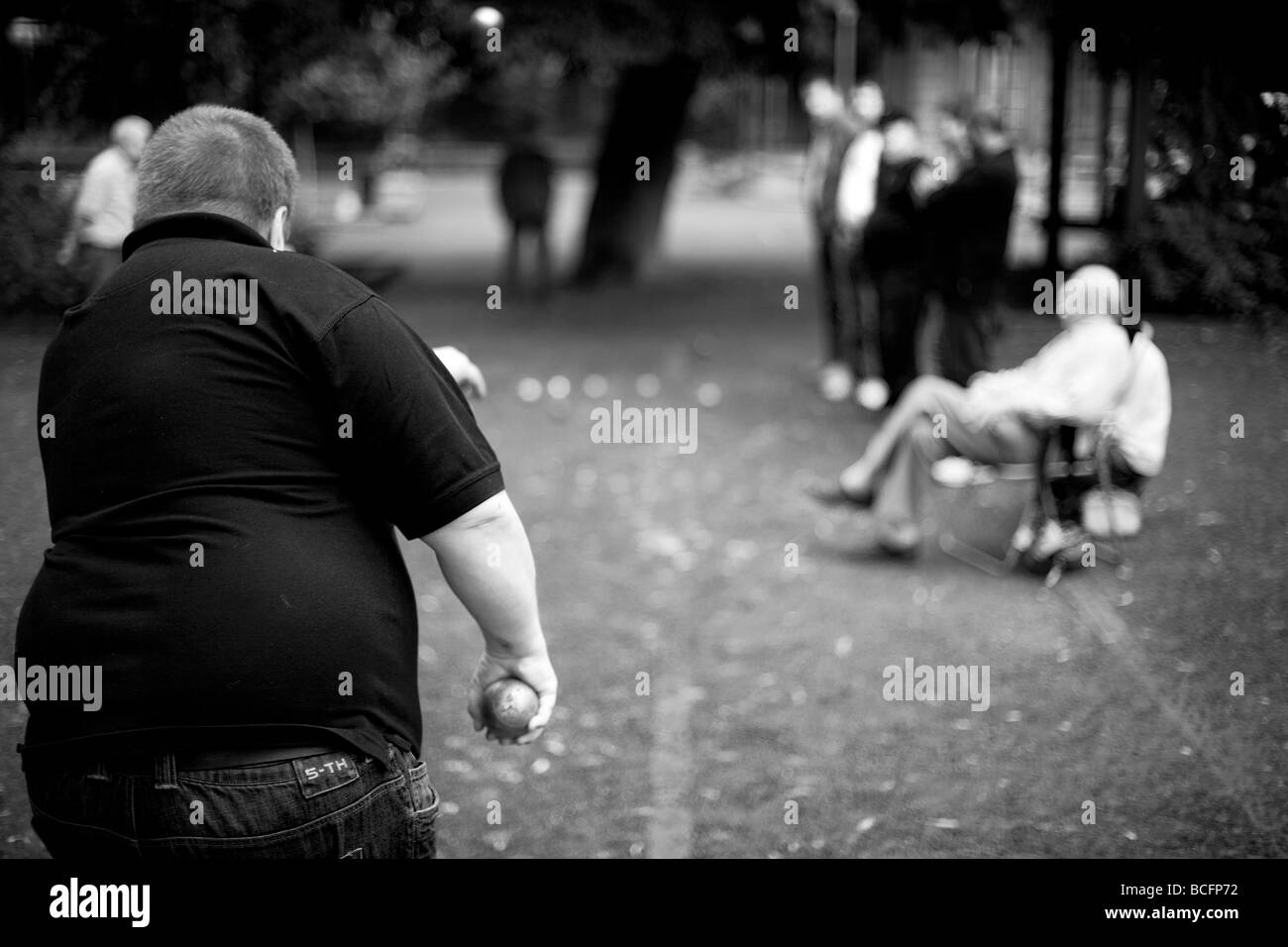 Uomo anziano giocando una partita di "Jeu des boules" Foto Stock