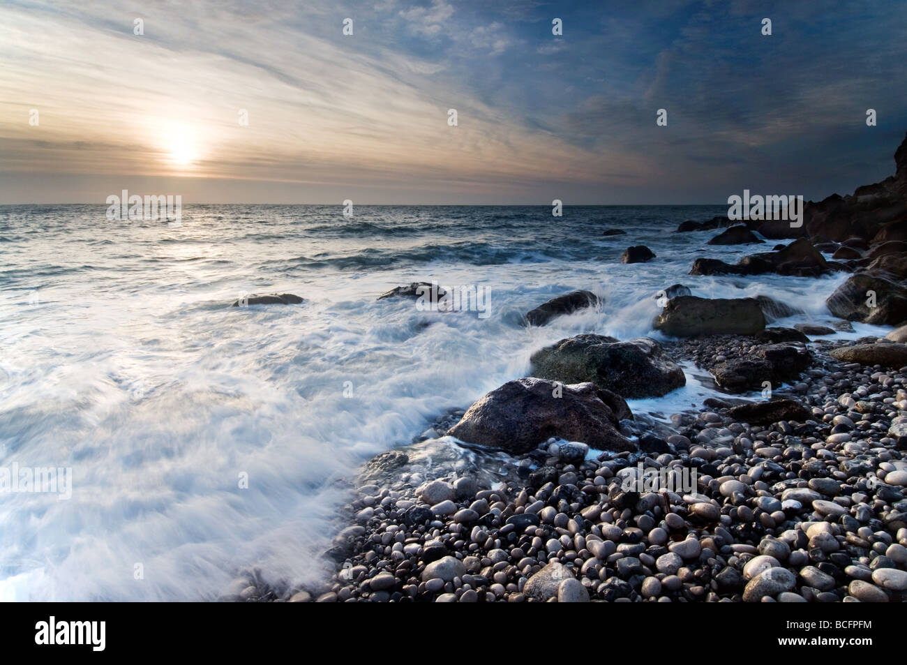 La mattina presto del sole Chiesa Ope Cove sull'isola di Portland vicino a Weymouth Foto Stock