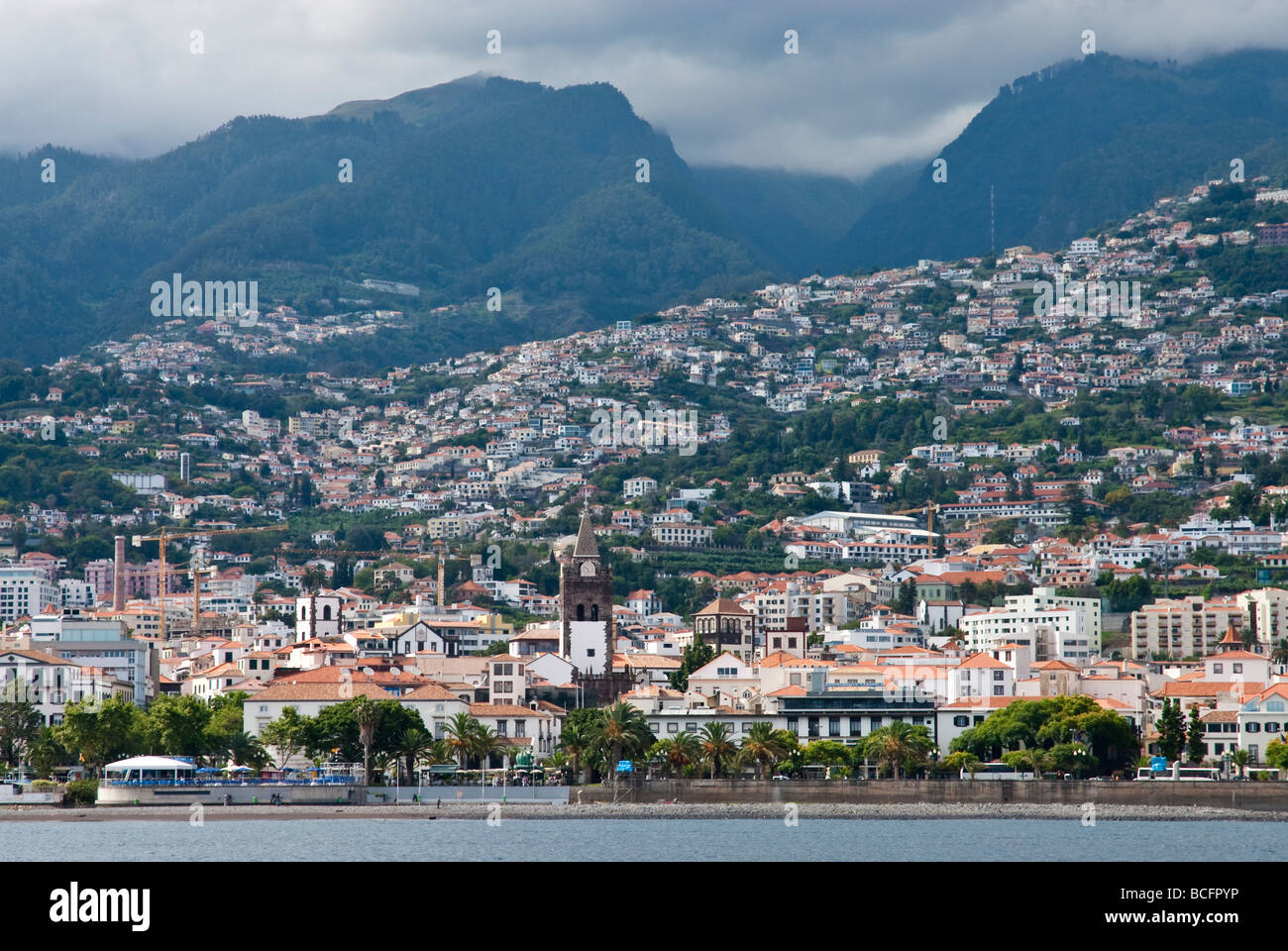 La città di Funchal con le montagne sullo sfondo Foto Stock