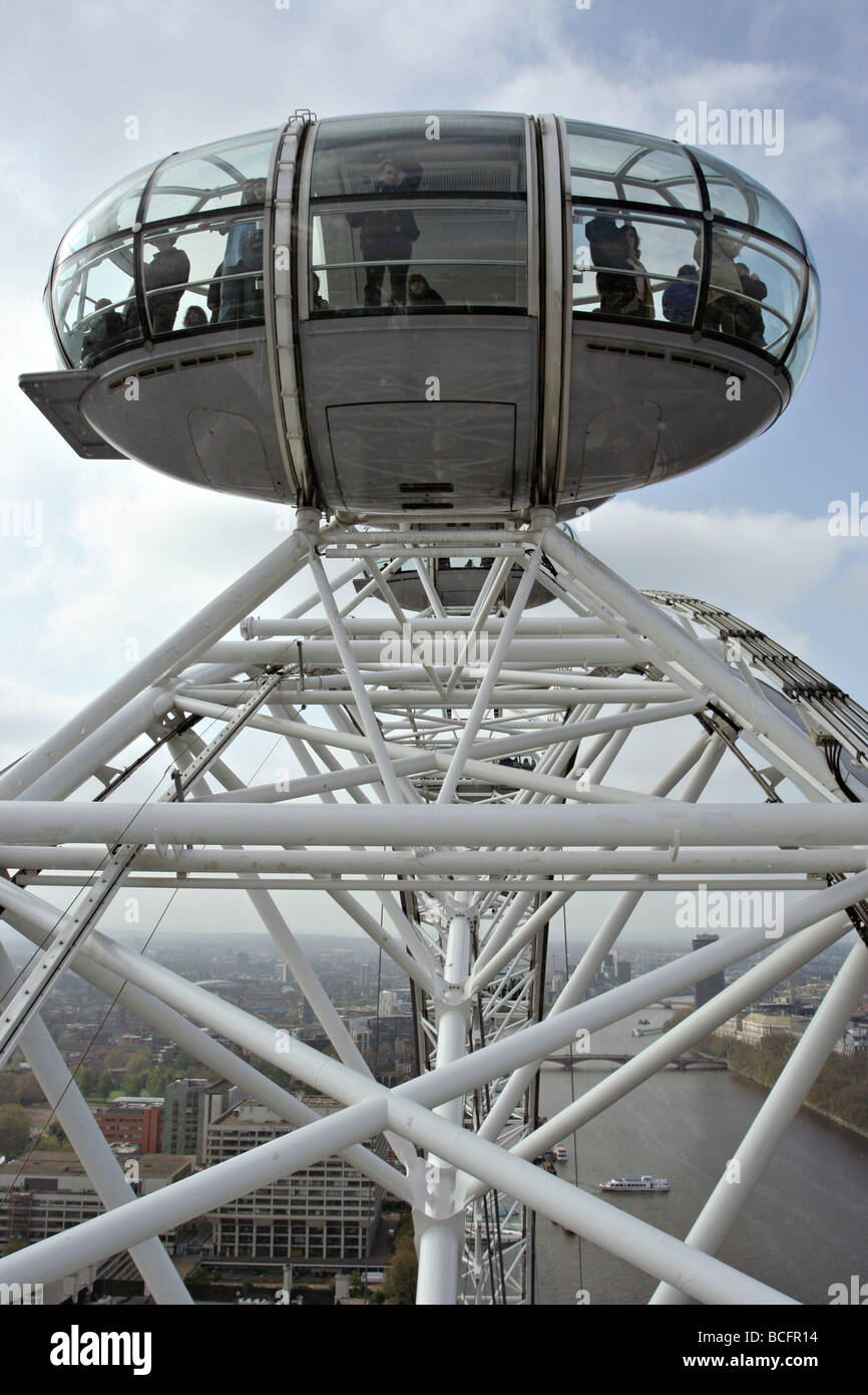 London Eye capsula in corrispondenza del suo punto più alto. Foto Stock