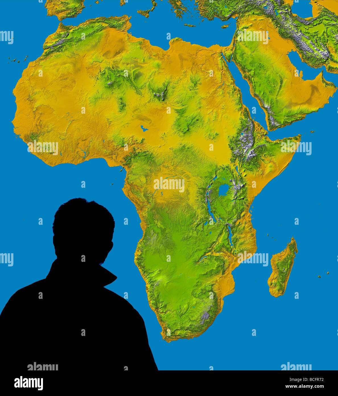 TV Meteo annunciatore studiando satellite della NASA immagine dell Africa Foto Stock