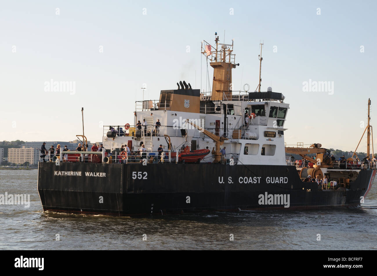 Un U.S. Cutter della guardia costiera nel porto di New York. Foto Stock
