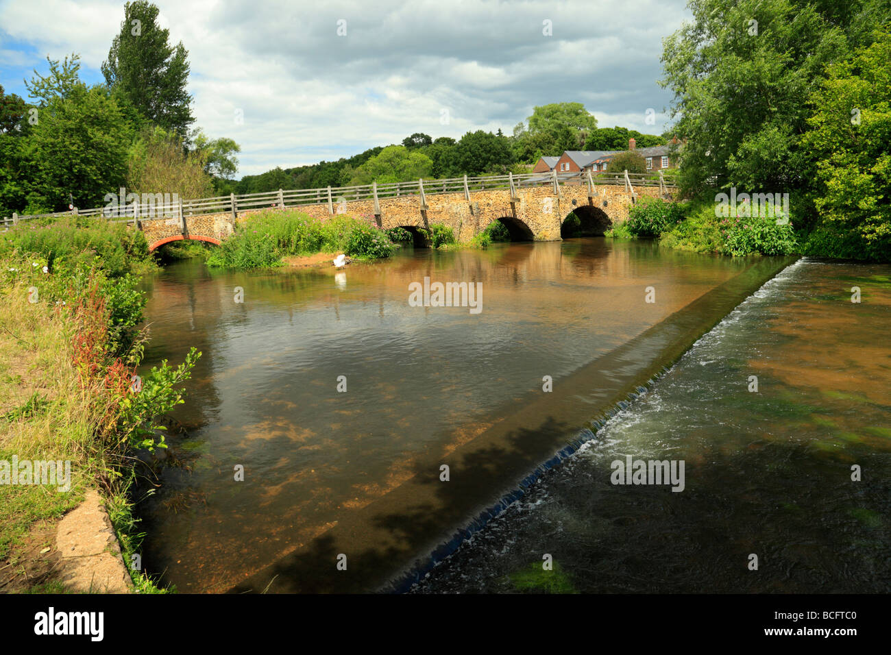 Tilford East Bridge. Attraversando il fiume Wey, Surrey, Inghilterra, Regno Unito. Foto Stock