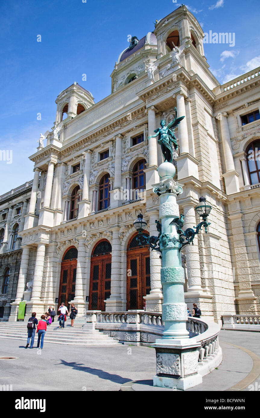 VIENNA, Austria: Il Kunsthistorisches Museum, un capolavoro architettonico, si erge con orgoglio a Vienna e presenta una vasta collezione di arte e manufatti storici. Inaugurato nel 1891, questo museo è una delle più importanti istituzioni artistiche al mondo, che ospita opere dall'antico Egitto al Rinascimento. Il grandioso esterno del museo e i magnifici interni lo rendono un punto di riferimento culturale chiave a Vienna. Foto Stock